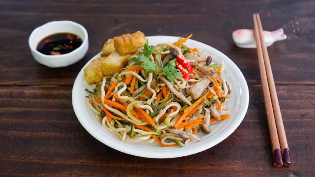 Nấu mì rau củ với mẹo thú vị